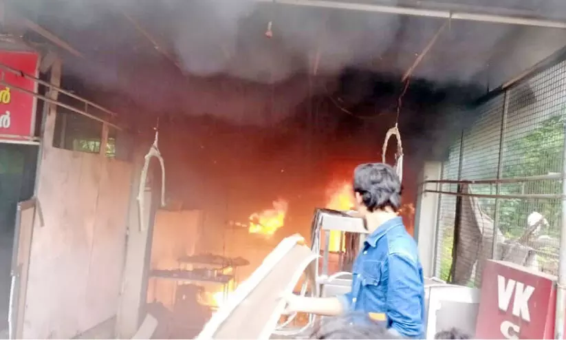 ചായക്കടയിൽ തീപിടിത്തം; ഒഴിവായത് വൻദുരന്തം