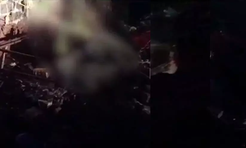 പാർക്കിങ് സ്ഥലത്ത് താമസിച്ചിരുന്നയാൾ ഷെഡിന് തീപിടിച്ച് മരിച്ചു പാർക്കിങ് സ്ഥലത്ത് താമസിച്ചിരുന്നയാൾ ഷെഡിന് തീപിടിച്ച് മരിച്ചു