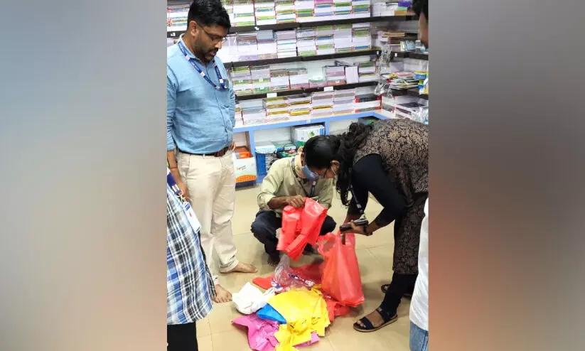 പ്ലാ​സ്റ്റി​ക് നി​രോ​ധ​നം; പ​രി​ശോ​ധ​ന ശ​ക്ത​മാ​ക്കി കാ​സ​ര്‍കോ​ട് ന​ഗ​ര​സ​ഭ