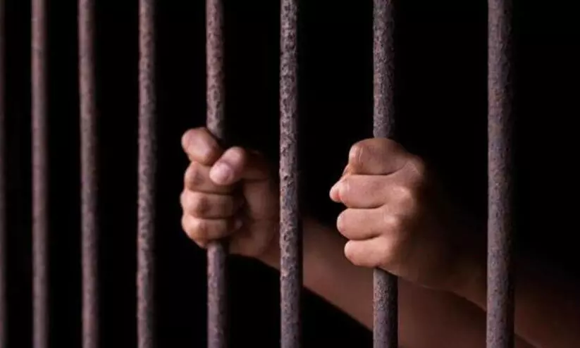 പെണ്‍മക്കളെ പഠിപ്പിക്കാൻ പരോളിലിറങ്ങി മുങ്ങി; 12 വര്‍ഷം കഴിഞ്ഞ് ജയിലിലേക്ക് തന്നെ മടങ്ങി