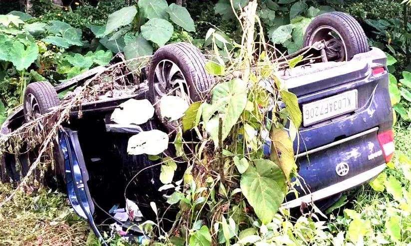 കാർ മറിഞ്ഞ് മൂന്നുപേർക്ക് പരിക്ക് കാർ മറിഞ്ഞ് മൂന്നുപേർക്ക് പരിക്ക്