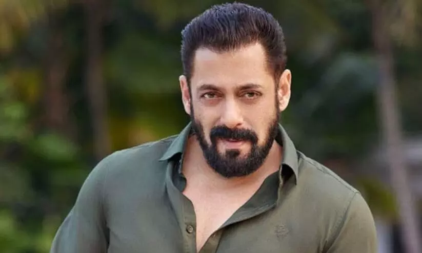 Cops Take Selfie With Salman Khan, VideoWent Viral Cops Take Selfie With Salman Khan, VideoWent Viral