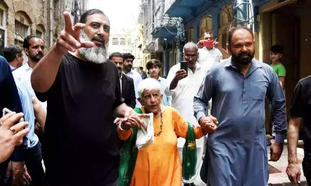 ഈ ചിത്രം നോക്കൂ, എത്ര മനോഹരമാണിത്; ഇതുപോലുള്ള മനുഷ്യരാൽ ലോകം നിറയട്ടെ ഈ ചിത്രം നോക്കൂ, എത്ര മനോഹരമാണിത്; ഇതുപോലുള്ള മനുഷ്യരാൽ ലോകം നിറയട്ടെ