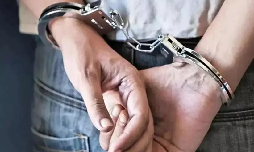 ഫേസ്ബുക്കിലൂടെ പുരുഷനെന്ന് തെറ്റിദ്ധരിപ്പിച്ച് യുവതിയെ വഞ്ചിച്ചു; ട്രാൻസ്ജെൻഡർ അറസ്റ്റിൽ ഫേസ്ബുക്കിലൂടെ പുരുഷനെന്ന് തെറ്റിദ്ധരിപ്പിച്ച് യുവതിയെ വഞ്ചിച്ചു; ട്രാൻസ്ജെൻഡർ അറസ്റ്റിൽ