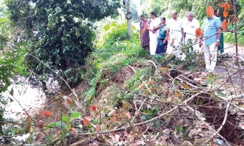 മടമ്പം-അലക്സ് നഗർ റോഡിൽ പുഴയോരം വീണ്ടും ഇടിഞ്ഞു, ഗതാഗതം പ്രതിസന്ധിയിൽ