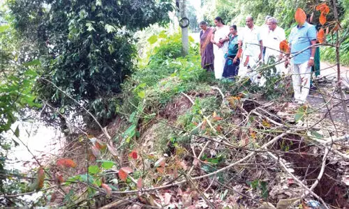 മടമ്പം-അലക്സ് നഗർ റോഡിൽ പുഴയോരം വീണ്ടും ഇടിഞ്ഞു, ഗതാഗതം പ്രതിസന്ധിയിൽ
