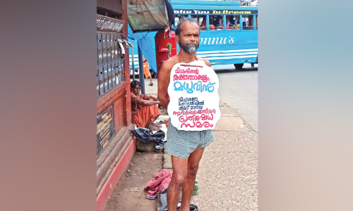 മധു വധം: കൂറുമാറിയവർക്കെതിരെ ഒറ്റയാൾ പ്രതിഷേധം