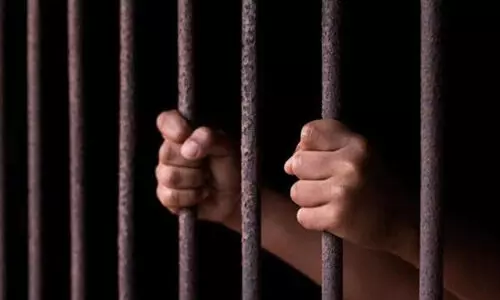 പെണ്മക്കളെ പഠിപ്പിക്കാൻ പരോളിലിറങ്ങി മുങ്ങി; 12 വര്ഷം കഴിഞ്ഞ് ജയിലിലേക്ക് തന്നെ മടങ്ങി പെണ്മക്കളെ പഠിപ്പിക്കാൻ പരോളിലിറങ്ങി മുങ്ങി; 12 വര്ഷം കഴിഞ്ഞ് ജയിലിലേക്ക് തന്നെ മടങ്ങി