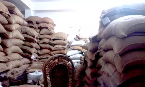 അരിച്ചാക്കിനടിയിൽപെട്ട് റേഷൻ കട ഉടമക്ക് ഗുരുതര പരിക്ക് അരിച്ചാക്കിനടിയിൽപെട്ട് റേഷൻ കട ഉടമക്ക് ഗുരുതര പരിക്ക്