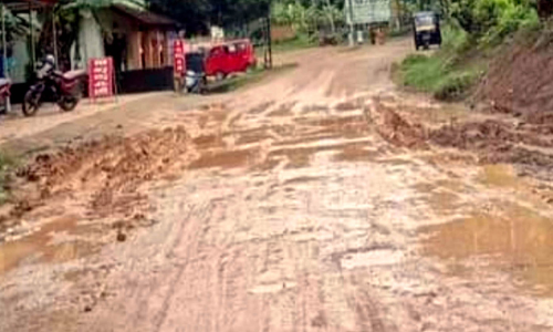 ഉഴുതുമറിച്ച പാടം പോലെ പുത്തനമ്പലത്തെ റോഡ് ഉഴുതുമറിച്ച പാടം പോലെ പുത്തനമ്പലത്തെ റോഡ്