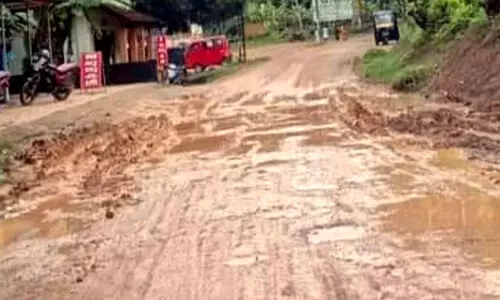 ഉഴുതുമറിച്ച പാടം പോലെ പുത്തനമ്പലത്തെ റോഡ്