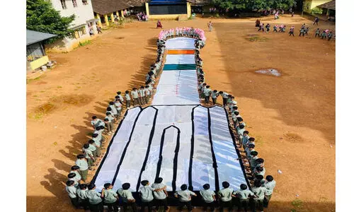 സ്കൂൾ ഗ്രൗണ്ടിൽ കൂറ്റൻ റോക്കറ്റ്, പറന്നിറങ്ങി ബഹിരാകാശ യാത്രികർ; കൗതുകമടങ്ങാതെ കുട്ടികൾ