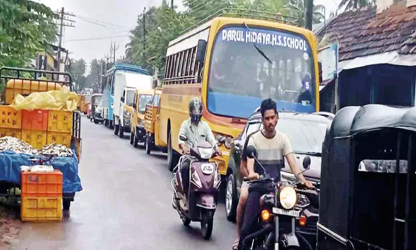 ഗതാഗതക്കുരുക്കിൽനിന്ന്​ മോചനമാകാതെ അങ്ങാടിപ്പാലം