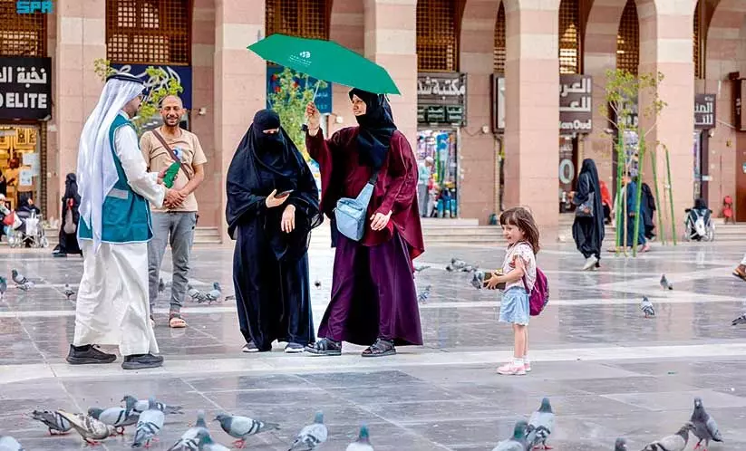 കത്തുന്ന ചൂടിൽ തണലായി മദീനയിൽ കുട വിതരണം കത്തുന്ന ചൂടിൽ തണലായി മദീനയിൽ കുട വിതരണം