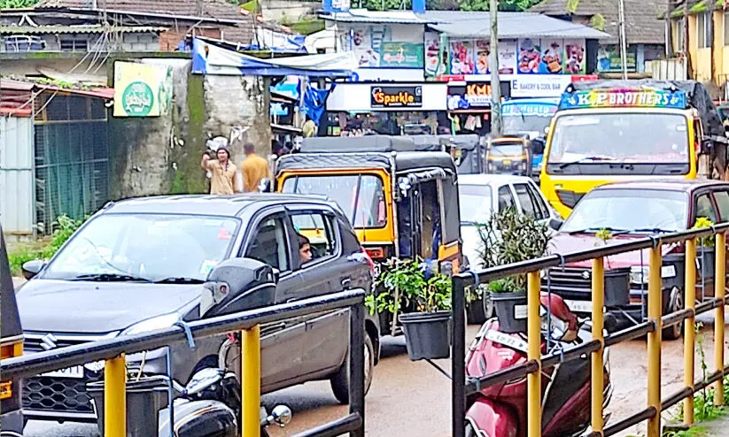 അനധികൃത വാഹന പാർക്കിങ്; എട്ടേനാൽ ടൗണിൽ ഗതാഗതക്കുരുക്ക് അനധികൃത വാഹന പാർക്കിങ്; എട്ടേനാൽ ടൗണിൽ ഗതാഗതക്കുരുക്ക്