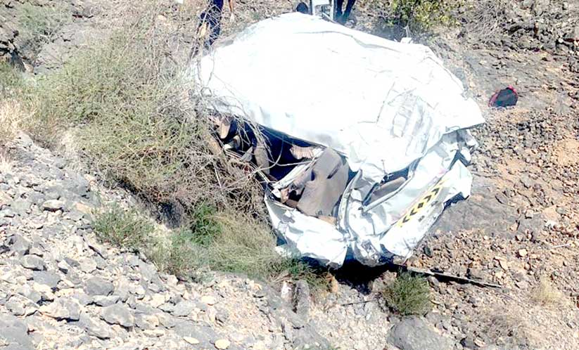 അൽഹംറയിൽ ബസ് മറിഞ്ഞ് അഞ്ച് പേർ മരിച്ചു അൽഹംറയിൽ ബസ് മറിഞ്ഞ് അഞ്ച് പേർ മരിച്ചു