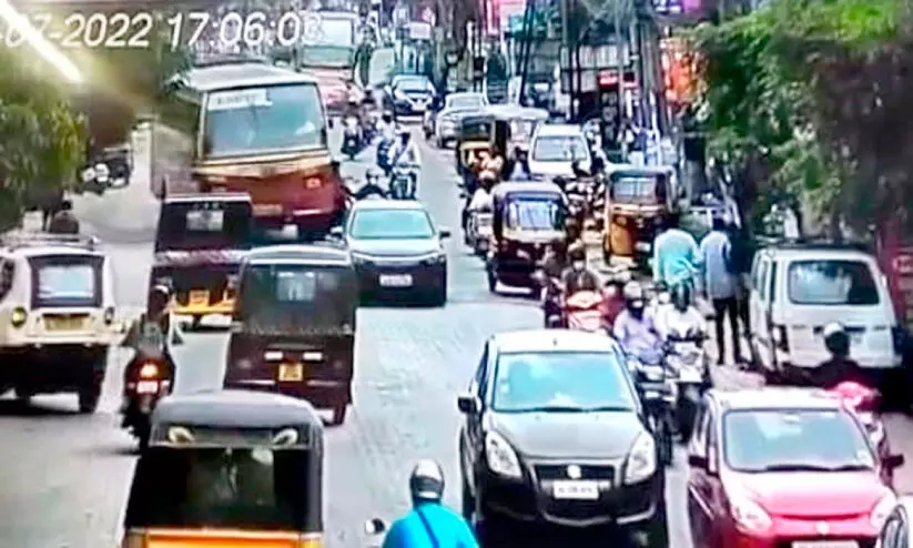 ആശുപത്രി ജങ്ഷനിലെ അപകടമരണം; ബസ് ഡ്രൈവർക്കെതിരെ കേസ് ആശുപത്രി ജങ്ഷനിലെ അപകടമരണം; ബസ് ഡ്രൈവർക്കെതിരെ കേസ്