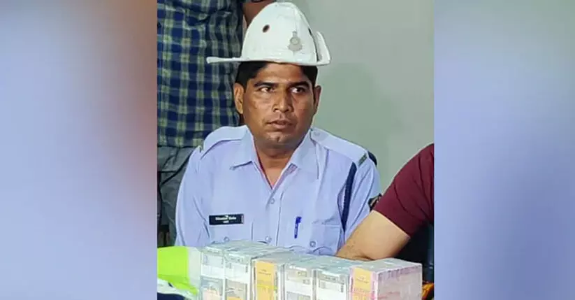 Chhattisgarh Cop Finds ₹ 45 Lakh On Road, Hands It Over At Police Station Chhattisgarh Cop Finds ₹ 45 Lakh On Road, Hands It Over At Police Station