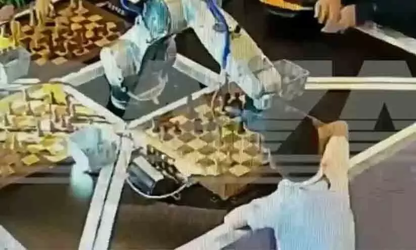 കളി നിയമം തെറ്റിച്ചു; റഷ്യയിൽ ചെസ് മത്സരത്തിനിടെ ഏഴു വയസുകാരന്റെ വിരലൊടിച്ച് റോബോട്ട് -വിഡിയോ കളി നിയമം തെറ്റിച്ചു; റഷ്യയിൽ ചെസ് മത്സരത്തിനിടെ ഏഴു വയസുകാരന്റെ വിരലൊടിച്ച് റോബോട്ട് -വിഡിയോ