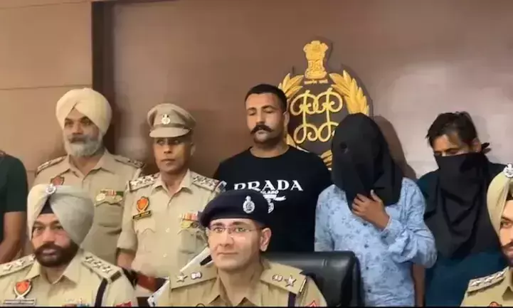 ആംബുലൻസിൽ രോഗിയുടെ തലയണക്കടിയിൽ ഒളിപ്പിച്ച് മയക്കുമരുന്ന് കടത്ത്, പഞ്ചാബിൽ മൂന്നുപേർ അറസ്റ്റിൽ ആംബുലൻസിൽ രോഗിയുടെ തലയണക്കടിയിൽ ഒളിപ്പിച്ച് മയക്കുമരുന്ന് കടത്ത്, പഞ്ചാബിൽ മൂന്നുപേർ അറസ്റ്റിൽ