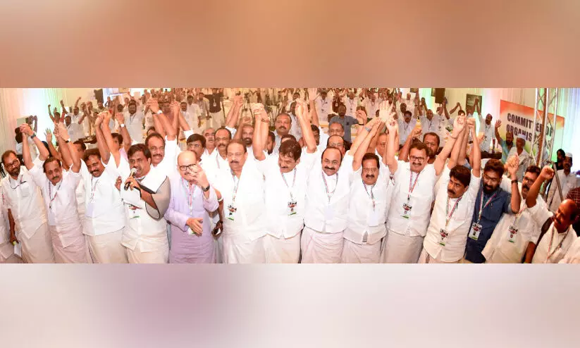 അതൃപ്തരെ തേടി കോൺഗ്രസ്; യു.ഡി.എഫ് വിപുലീകരിക്കും അതൃപ്തരെ തേടി കോൺഗ്രസ്; യു.ഡി.എഫ് വിപുലീകരിക്കും