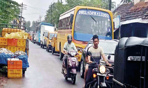 ഗതാഗതക്കുരുക്കിൽനിന്ന്​ മോചനമാകാതെ അങ്ങാടിപ്പാലം
