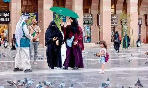 കത്തുന്ന ചൂടിൽ തണലായി മദീനയിൽ കുട വിതരണം കത്തുന്ന ചൂടിൽ തണലായി മദീനയിൽ കുട വിതരണം