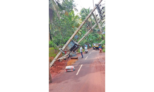 ട്രാൻസ്ഫോർമർ ചരിഞ്ഞു; ഒഴിവായത് വൻ അപകടം