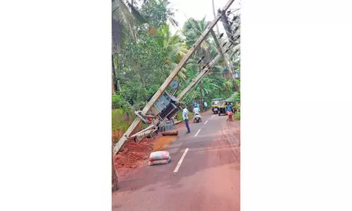 ട്രാൻസ്ഫോർമർ ചരിഞ്ഞു; ഒഴിവായത് വൻ അപകടം