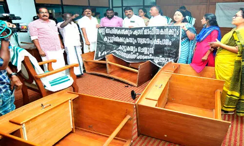 മണ്ണ് കടത്ത്, ലൈഫ് മിഷനിൽ കൗൺസിലർക്ക് വീട്; പത്തനംതിട്ട നഗരസഭ കൗൺസിലിൽ കൈയാങ്കളി