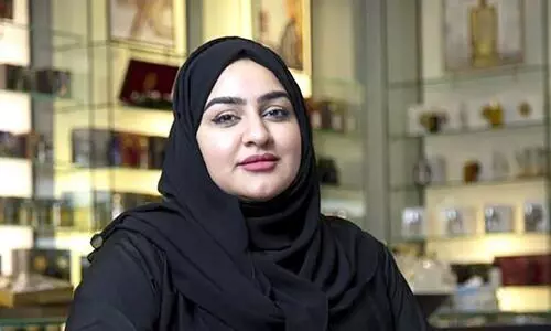 മോ​ന ത​ജ​ർ​ബി എന്ന ബ്യൂട്ടി വ്ലോഗർ