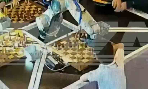 കളി നിയമം തെറ്റിച്ചു; റഷ്യയിൽ ചെസ് മത്സരത്തിനിടെ ഏഴു വയസുകാരന്റെ വിരലൊടിച്ച് റോബോട്ട് -വിഡിയോ
