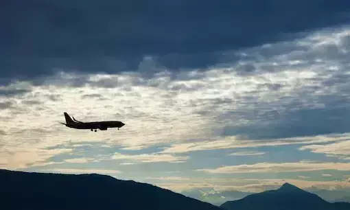 പൂനെയിൽ പരിശീലന വിമാനം തകർന്ന് വീണു