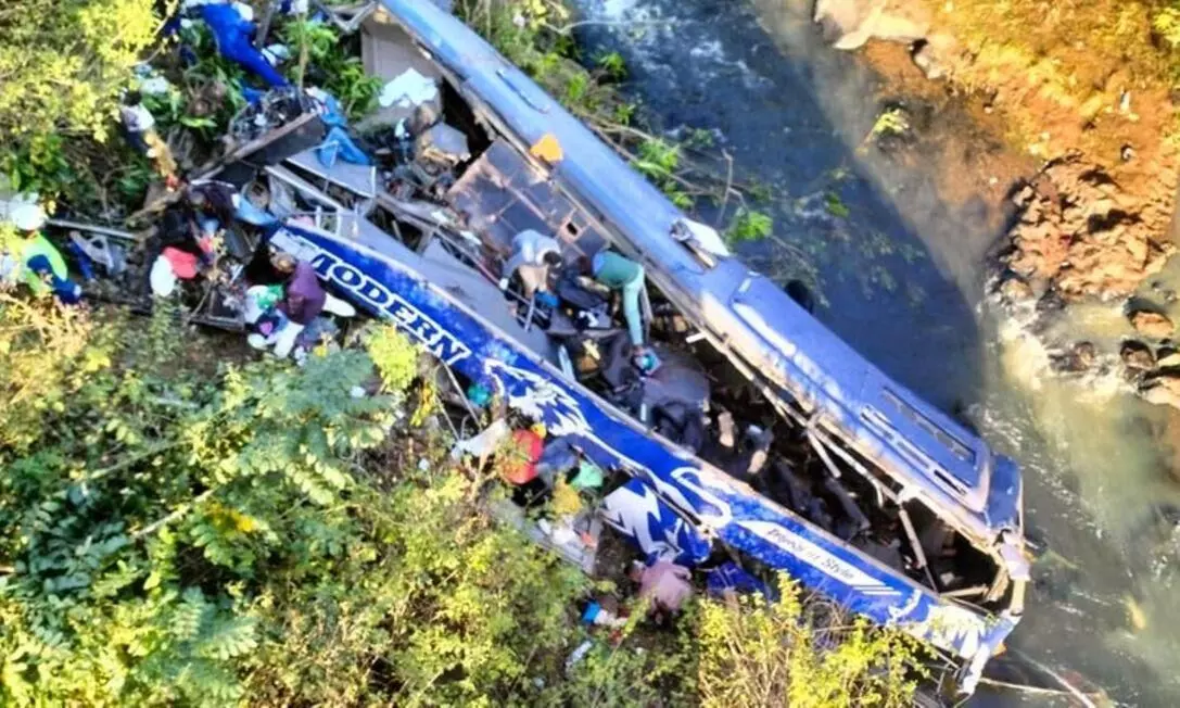 കെനിയയിൽ ബസ് പുഴയിലേക്ക് മറിഞ്ഞ് 34 മരണം