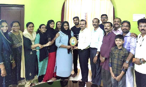 ഒ.ഐ.സി.സി അനീസാ അയൂബ് ഖാന് ഉപഹാരം കൈമാറി