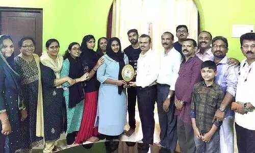 ഒ.ഐ.സി.സി അനീസാ അയൂബ് ഖാന് ഉപഹാരം കൈമാറി