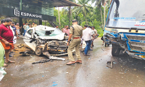 ബസും കാറും കൂട്ടിയിടിച്ച് കാർ യാത്രക്കാരന് പരിക്ക്