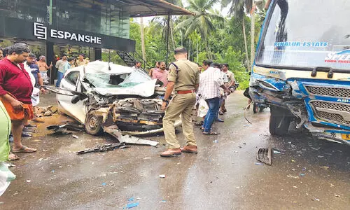 ബസും കാറും കൂട്ടിയിടിച്ച് കാർ യാത്രക്കാരന് പരിക്ക്