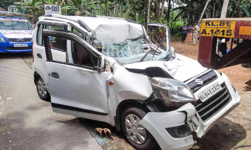 കാർ അപകടം: രണ്ടുകുട്ടികൾ അടക്കം നാലുപേർക്ക് പരിക്ക്