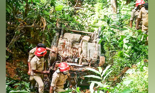 കാർ താഴ്ചയിലേക്ക് മറിഞ്ഞു; യാത്രക്കാർ രക്ഷപ്പെട്ടു