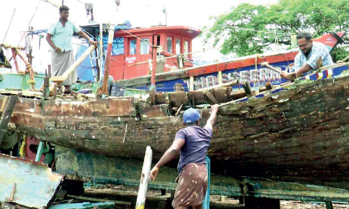 സാമ്പത്തിക നഷ്ടം; മത്സ്യബന്ധന ബോട്ടുകൾ കൂട്ടത്തോടെ പൊളിക്കുന്നു