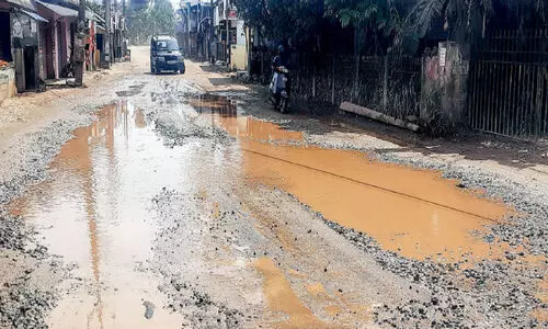റോഡ് പുനർനിർമാണം വൈകുന്നു; ജനം ദുരിതത്തിൽ