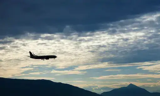 പൂനെയിൽ പരിശീലന വിമാനം തകർന്ന് വീണു