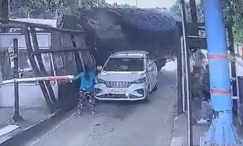 Truck overturns after hitting toll plaza in Dehradun, woman saves toll booth worker-video