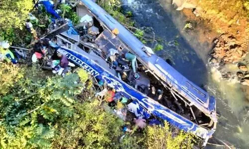 കെനിയയിൽ ബസ് പുഴയിലേക്ക് മറിഞ്ഞ് 34 മരണം