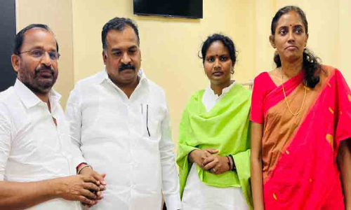 എം.പിമാരുടെ സസ്‍പെൻഷൻ; ഗാന്ധിപ്രതിമക്ക് മുന്നിൽ പ്രതിഷേധം തുടരും