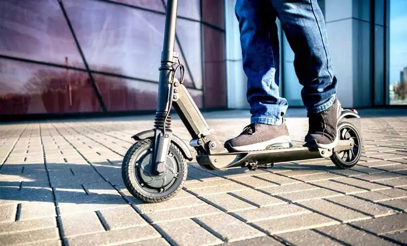 ഇ-സ്കൂട്ടർ രൂപമാറ്റവും അപകടകരമായ റൈഡിങും: നടപടി കര്ശനമാക്കുമെന്ന് മുന്നറിയിപ്പ് ഇ-സ്കൂട്ടർ രൂപമാറ്റവും അപകടകരമായ റൈഡിങും: നടപടി കര്ശനമാക്കുമെന്ന് മുന്നറിയിപ്പ്