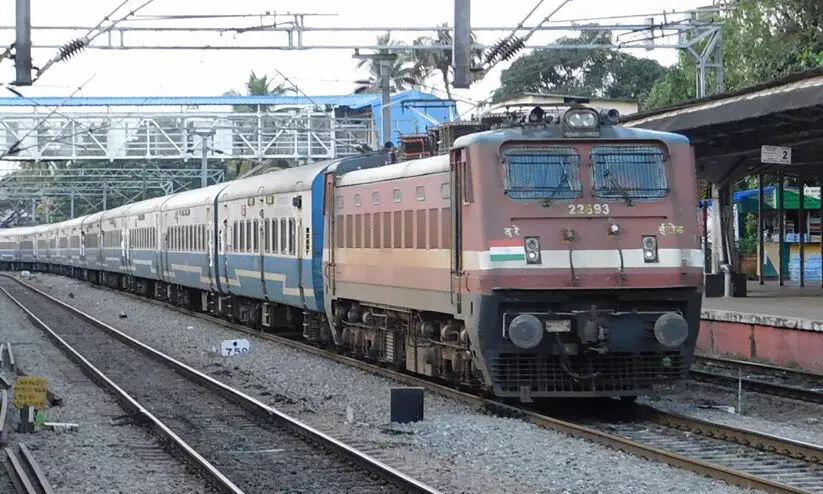 യാത്രക്കാർ കയറുന്നതിനിടെ ജനശതാബ്ദി മുന്നോട്ട്നീങ്ങി