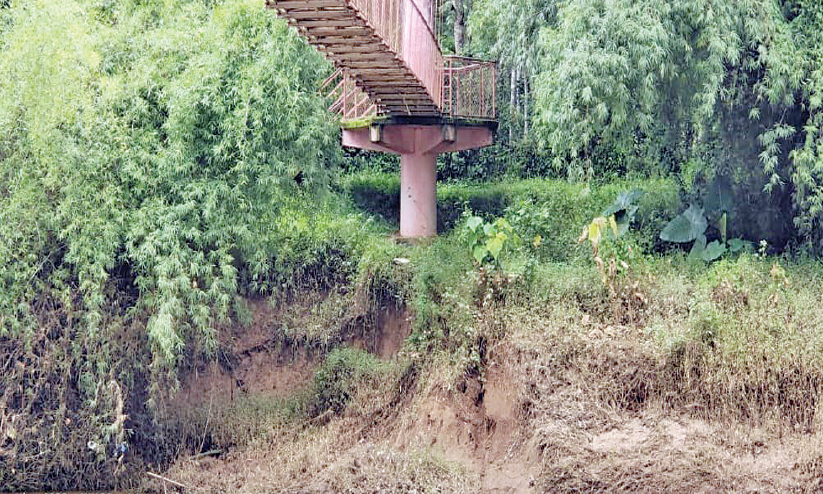 തൂണിനടിയിലെ മണ്ണ് ഇടിയുന്നു; തൂക്കുപാലം അപകടഭീഷണിയിൽ തൂണിനടിയിലെ മണ്ണ് ഇടിയുന്നു; തൂക്കുപാലം അപകടഭീഷണിയിൽ