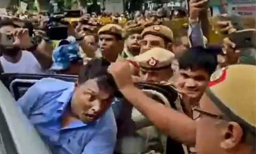 പ്രതിഷേധത്തിനിടെ യൂത്ത് കോൺഗ്രസ് അധ്യക്ഷന്‍റെ മുടി കുത്തിപ്പിടിച്ച് വലിച്ച് ഡൽഹി പൊലീസ്